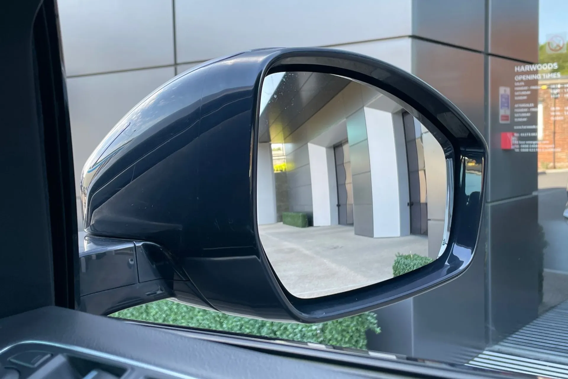 Jaguar F-PACE thumbnail image number 11
