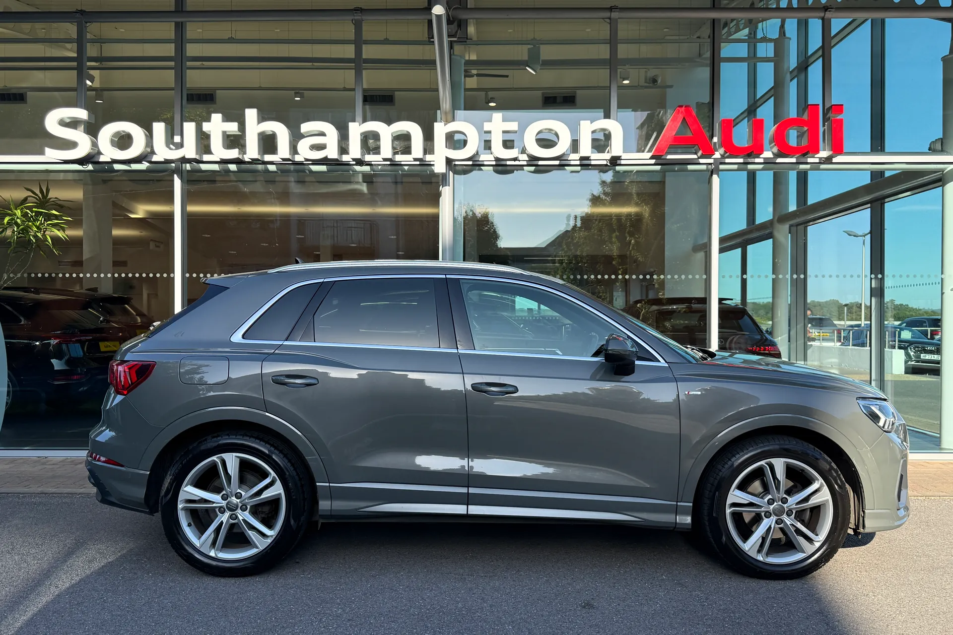 Audi Q3 thumbnail image number 2
