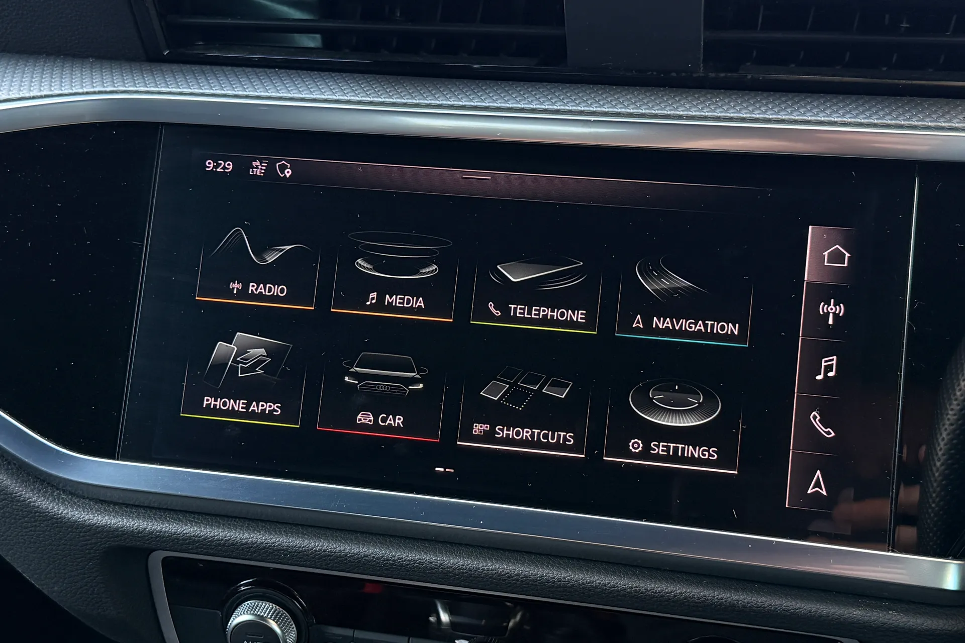 Audi Q3 thumbnail image number 17