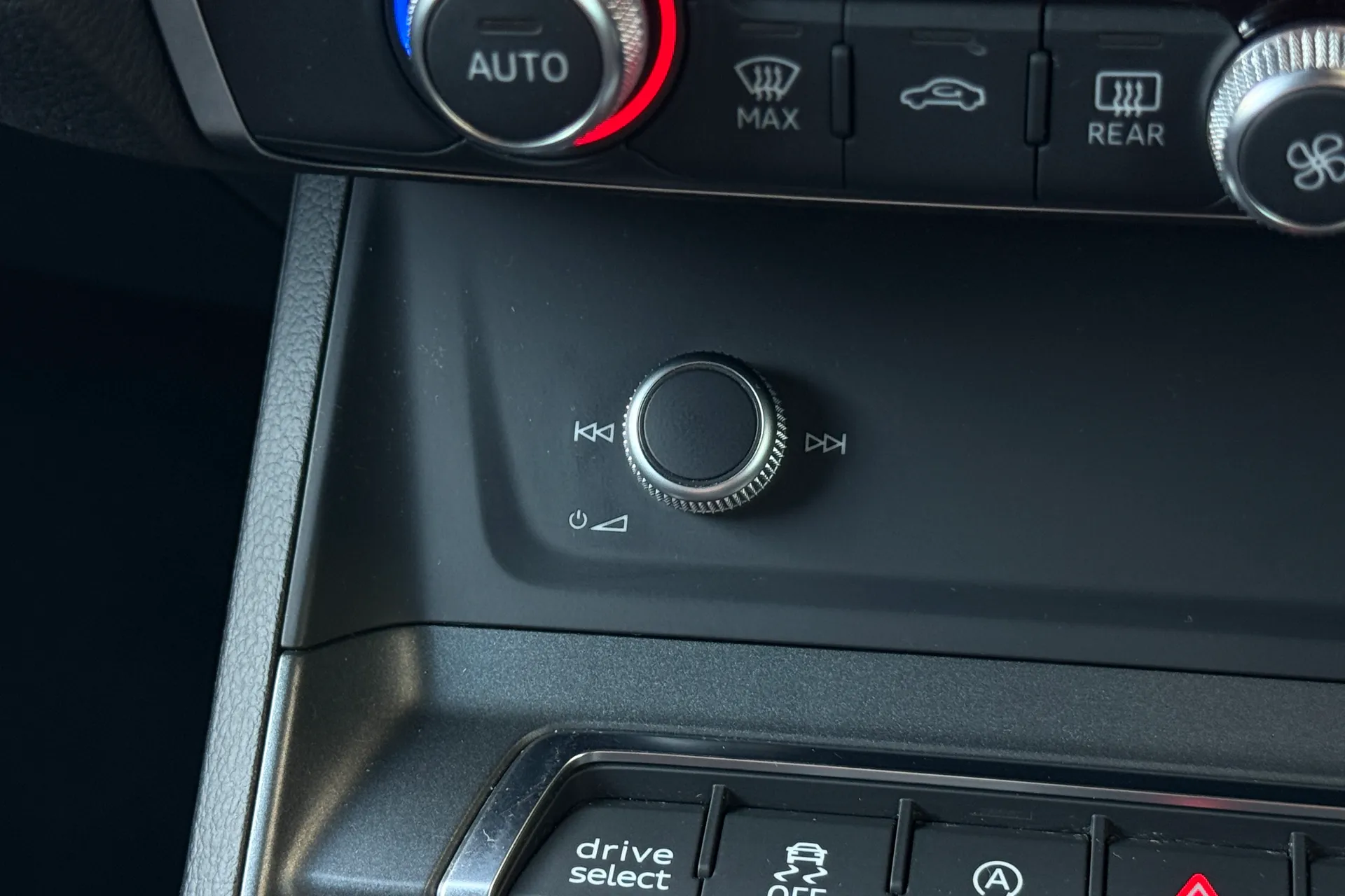 Audi Q3 thumbnail image number 21