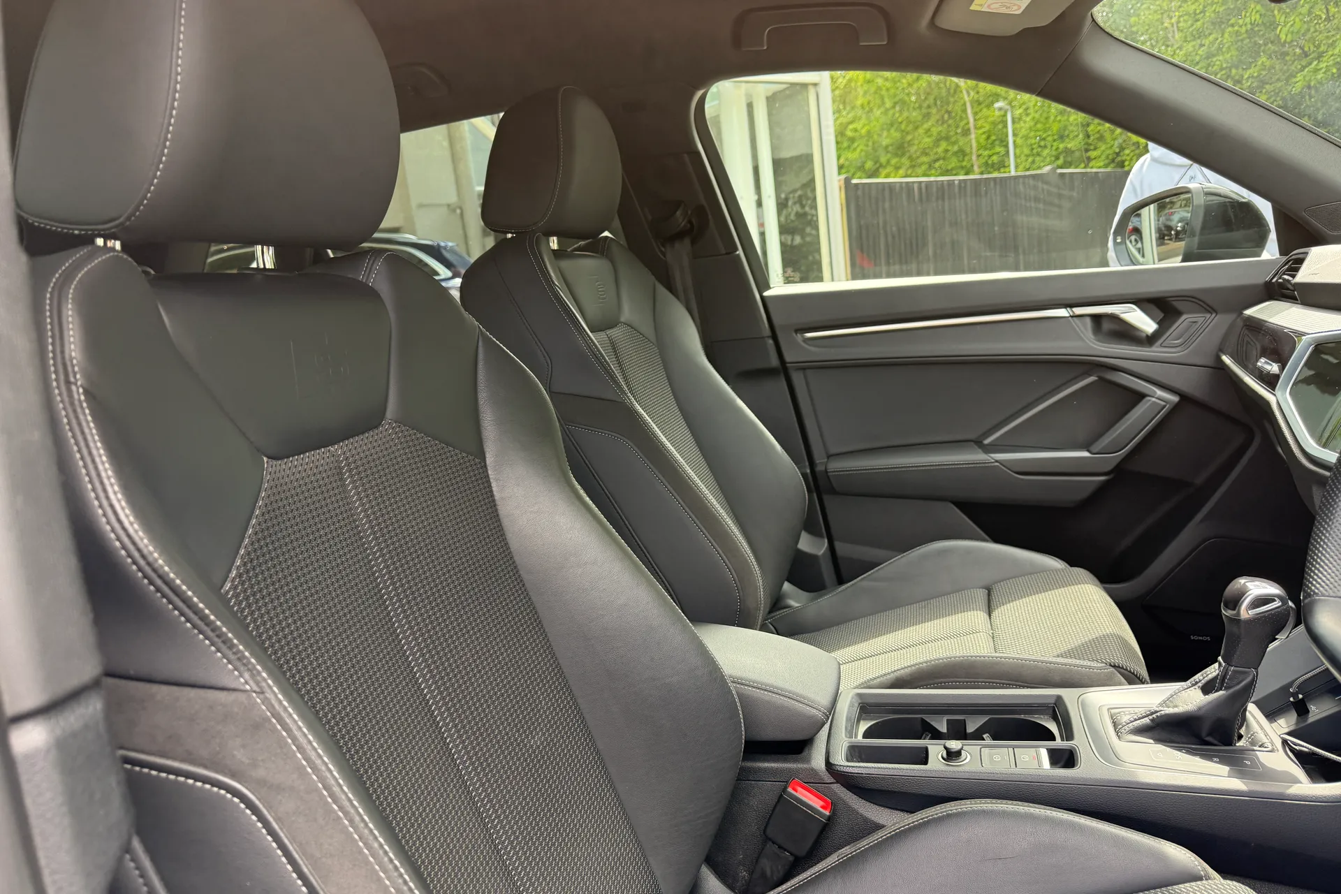 Audi Q3 thumbnail image number 31