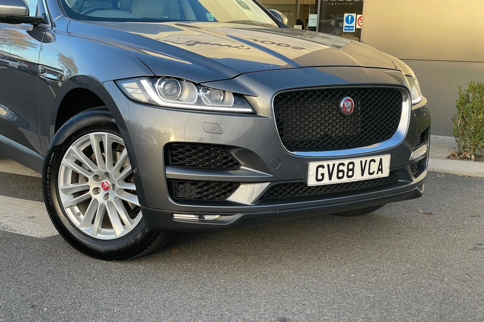 Jaguar F-PACE thumbnail image number 30