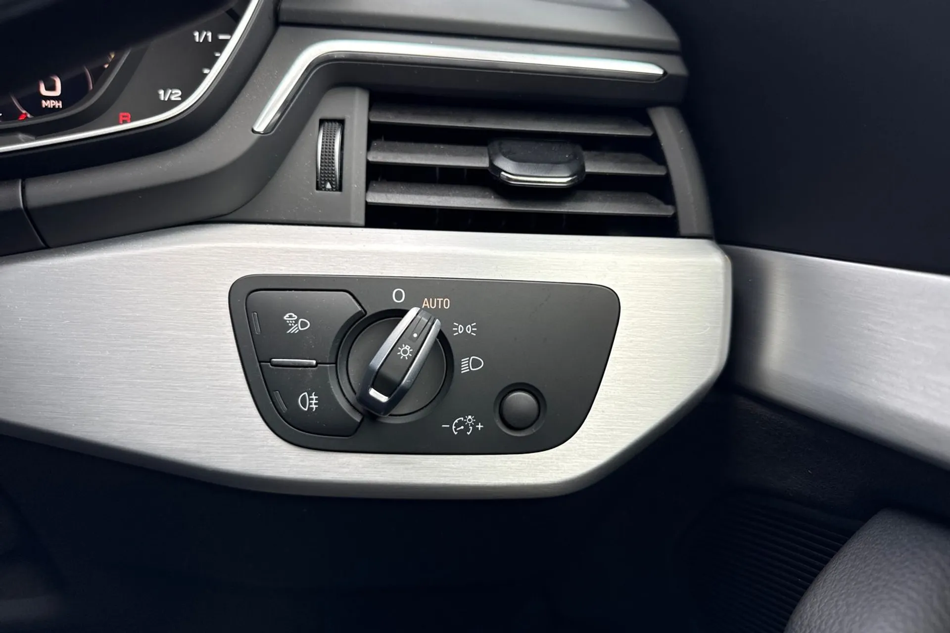 Audi A4 thumbnail image number 24