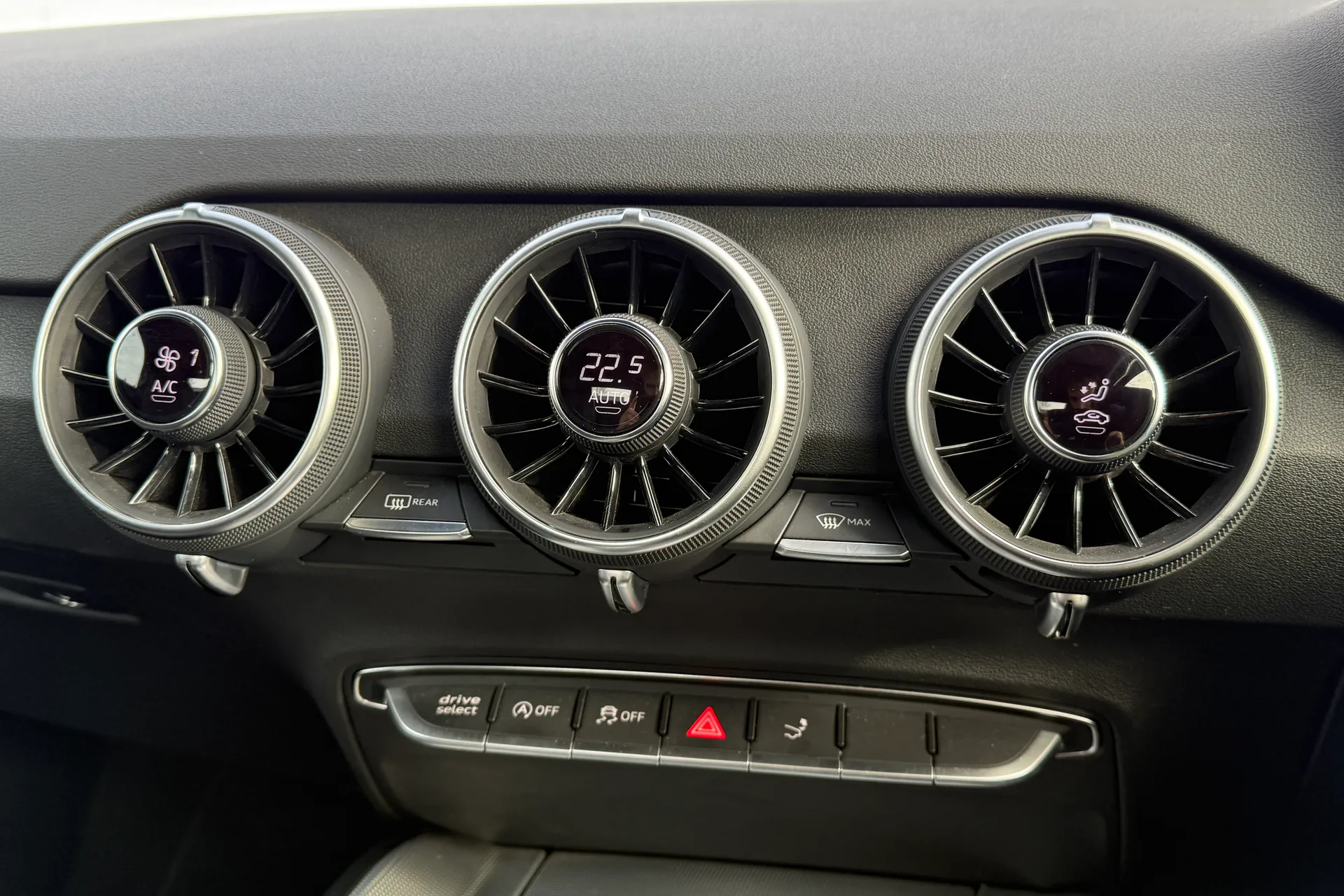 Audi TT thumbnail image number 12