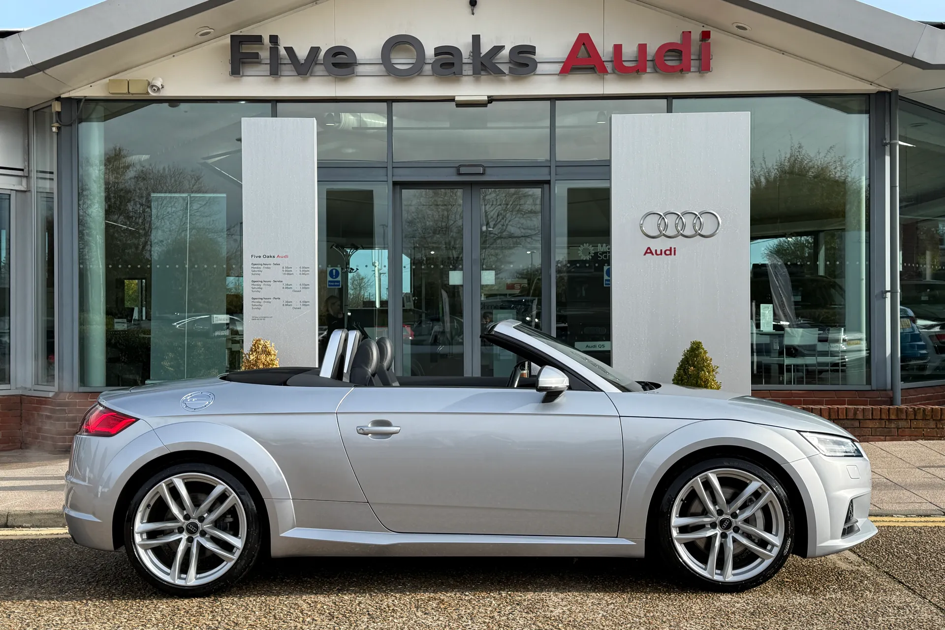 Audi TT thumbnail image number 2