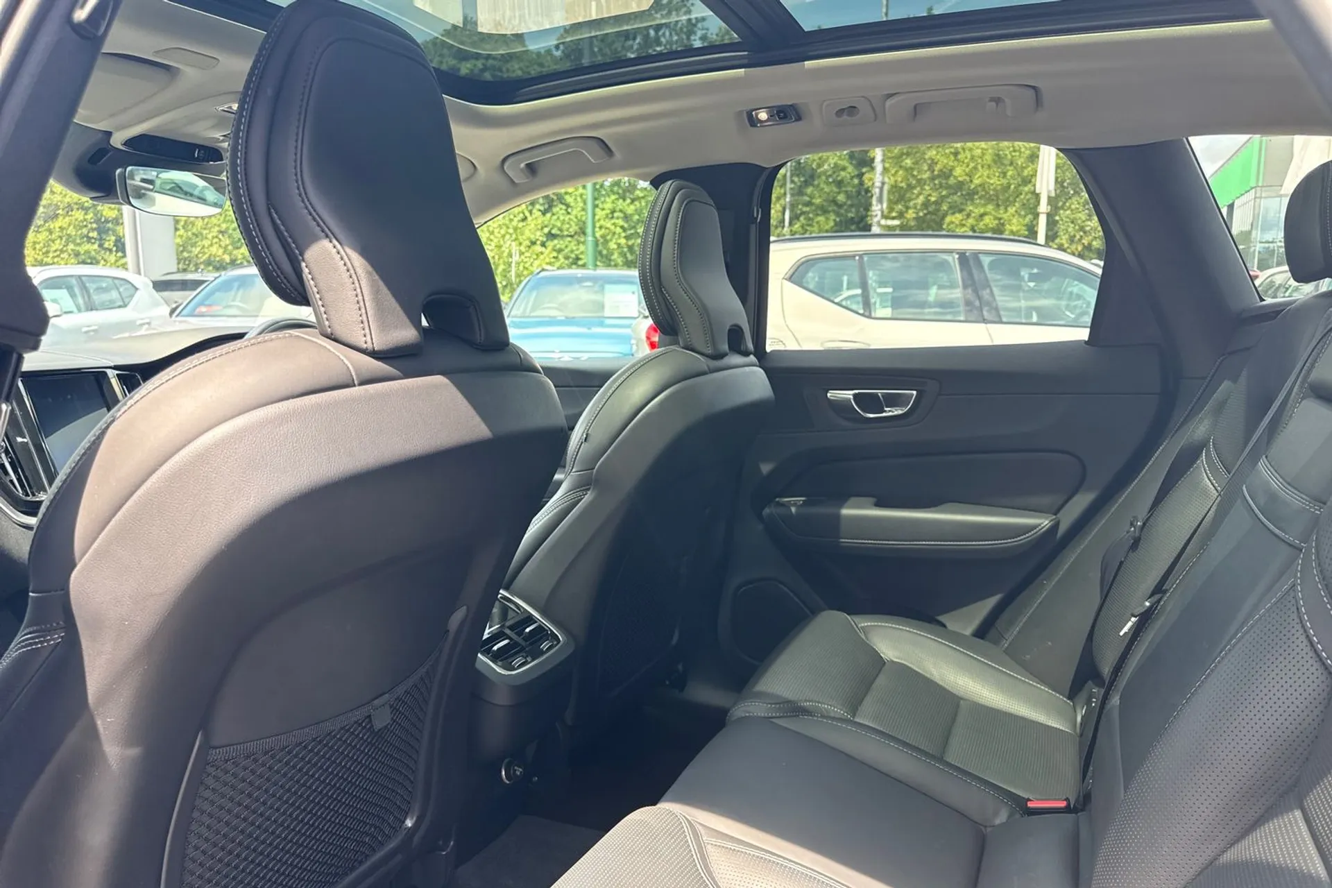 Volvo XC60 thumbnail image number 32