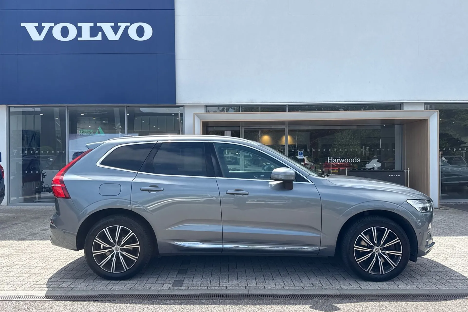Volvo XC60 thumbnail image number 2