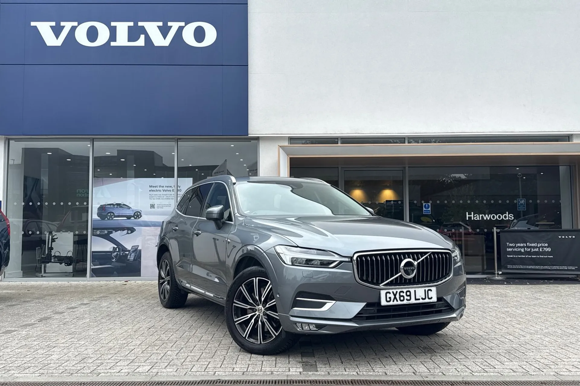 Volvo XC60 focused image