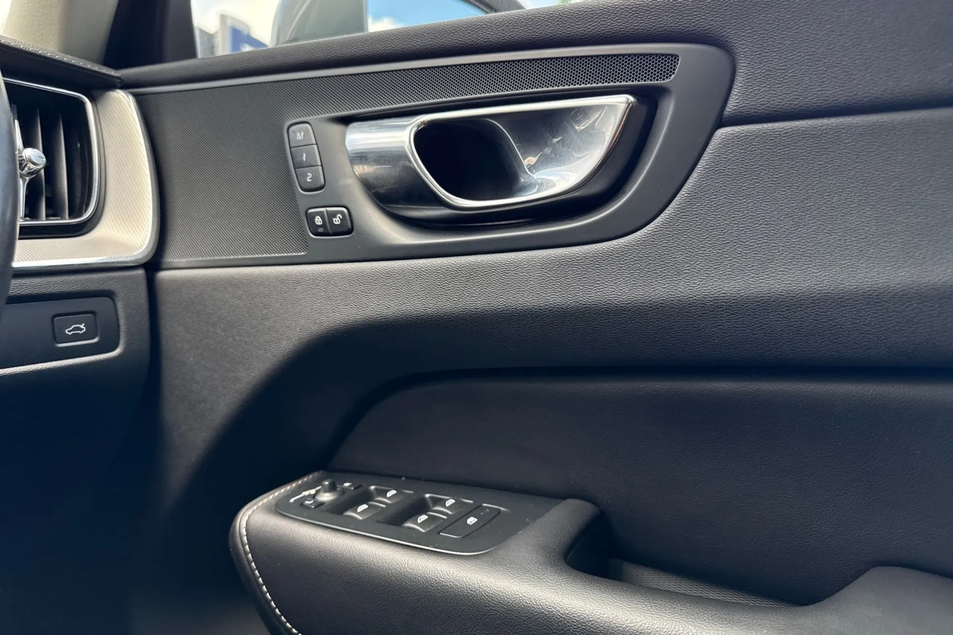 Volvo XC60 thumbnail image number 43