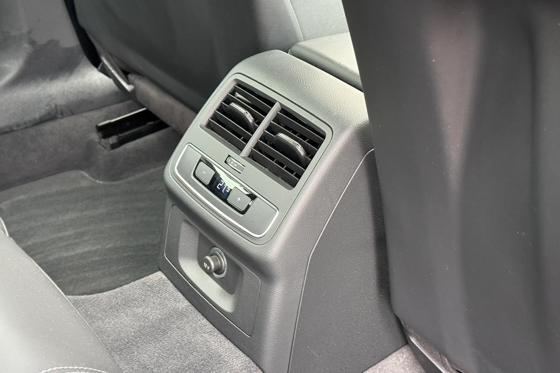 Audi A4 thumbnail image number 30