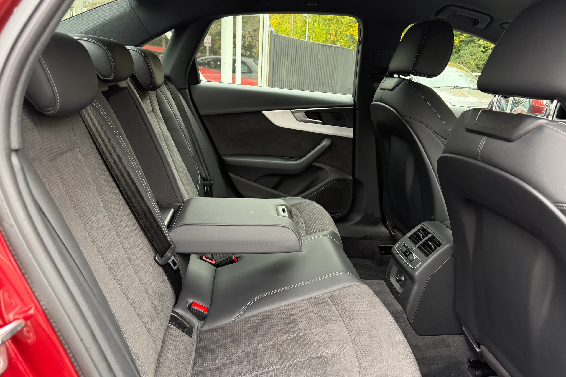 Audi A4 thumbnail image number 28