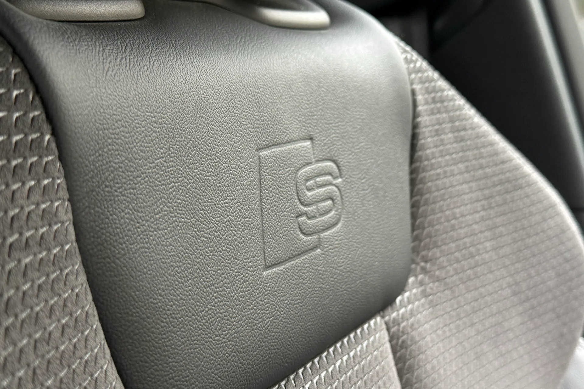 Audi A4 thumbnail image number 21