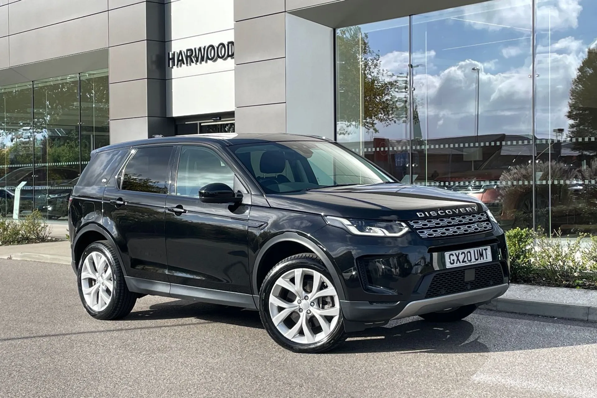 LAND ROVER DISCOVERY SPORT focused image