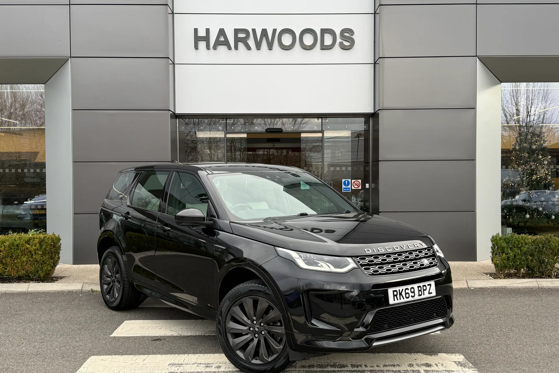 LAND ROVER DISCOVERY SPORT focused image