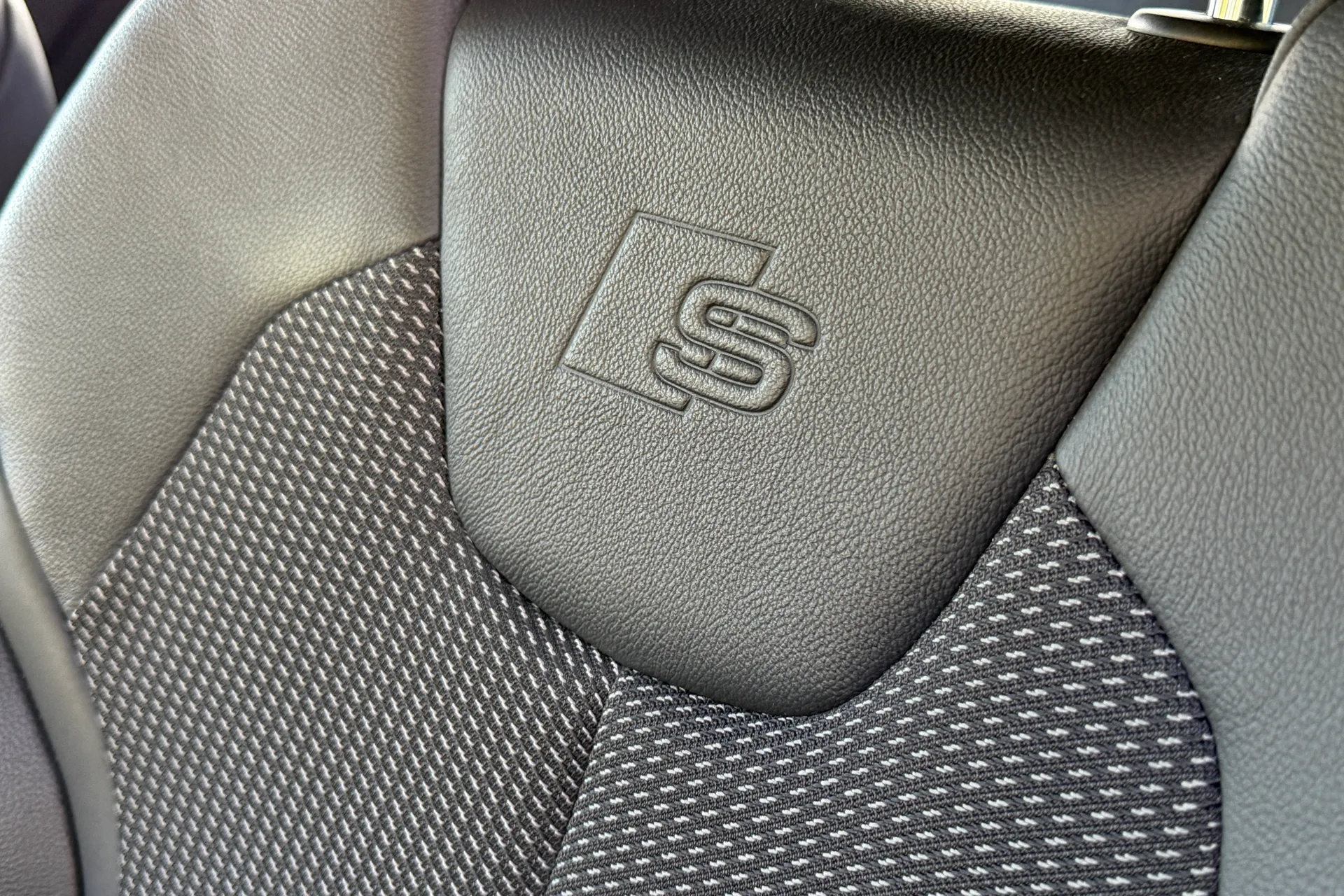 Audi Q2 thumbnail image number 32