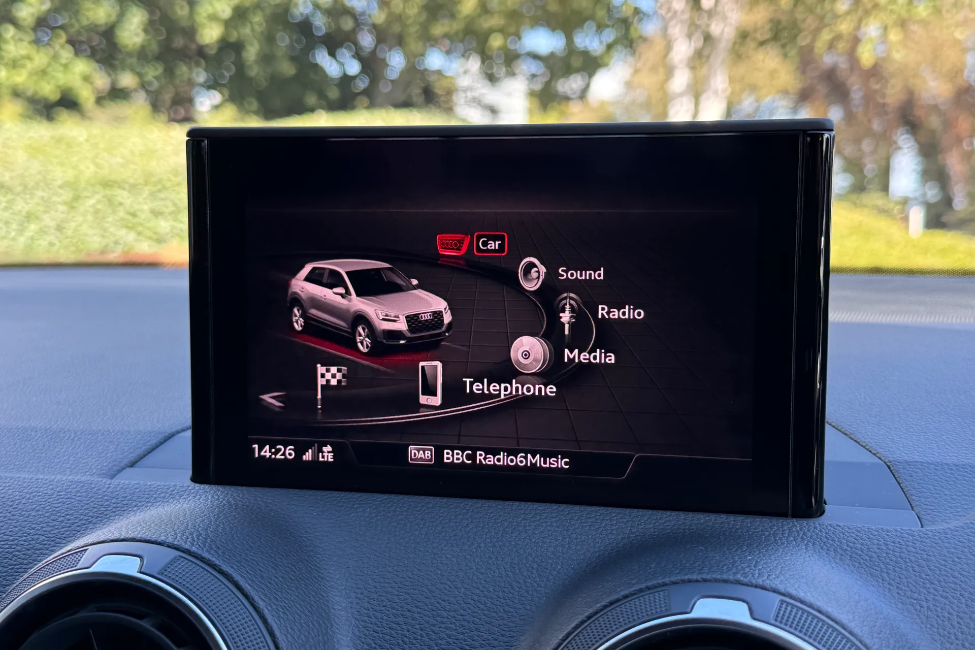 Audi Q2 thumbnail image number 18