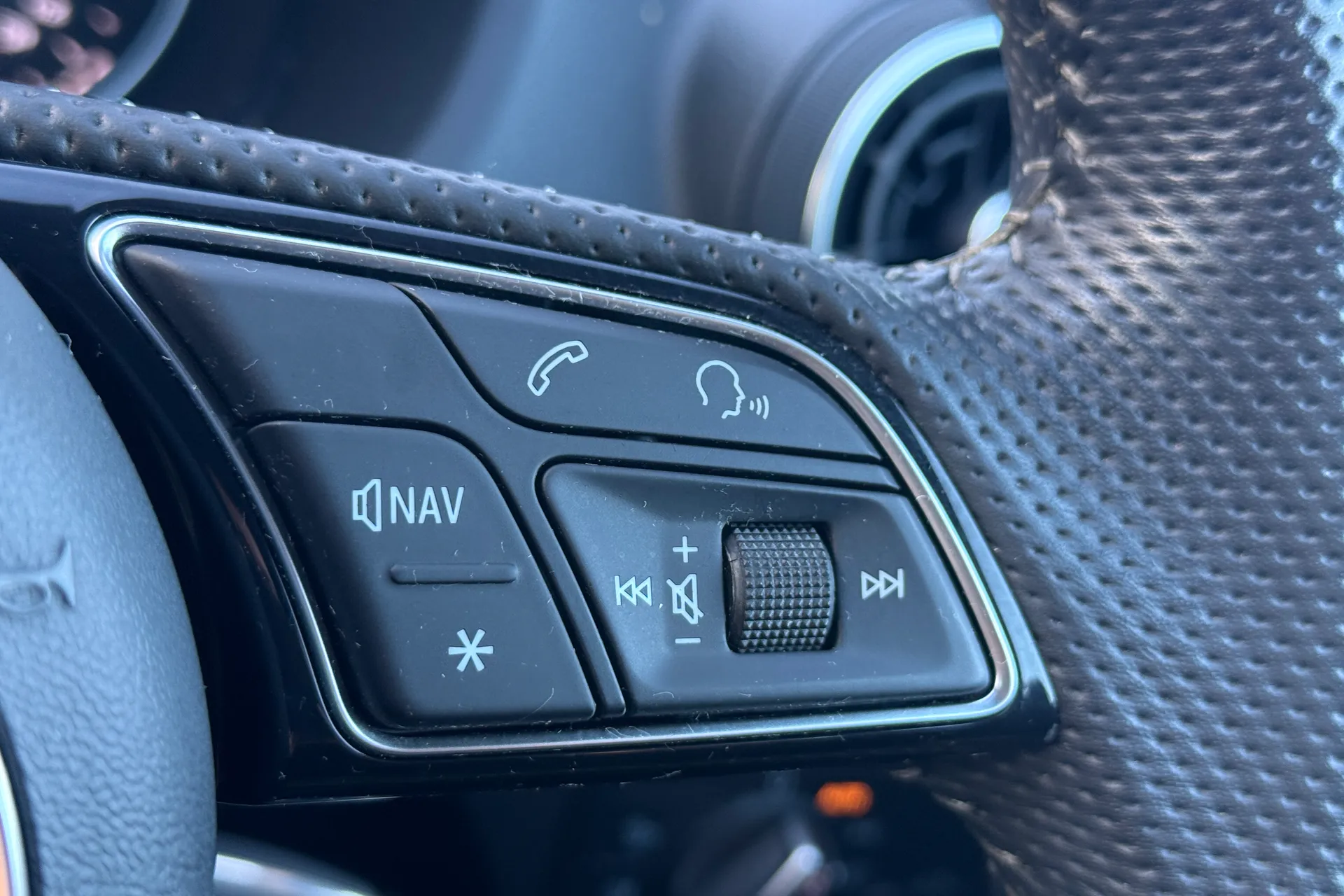 Audi Q2 thumbnail image number 17