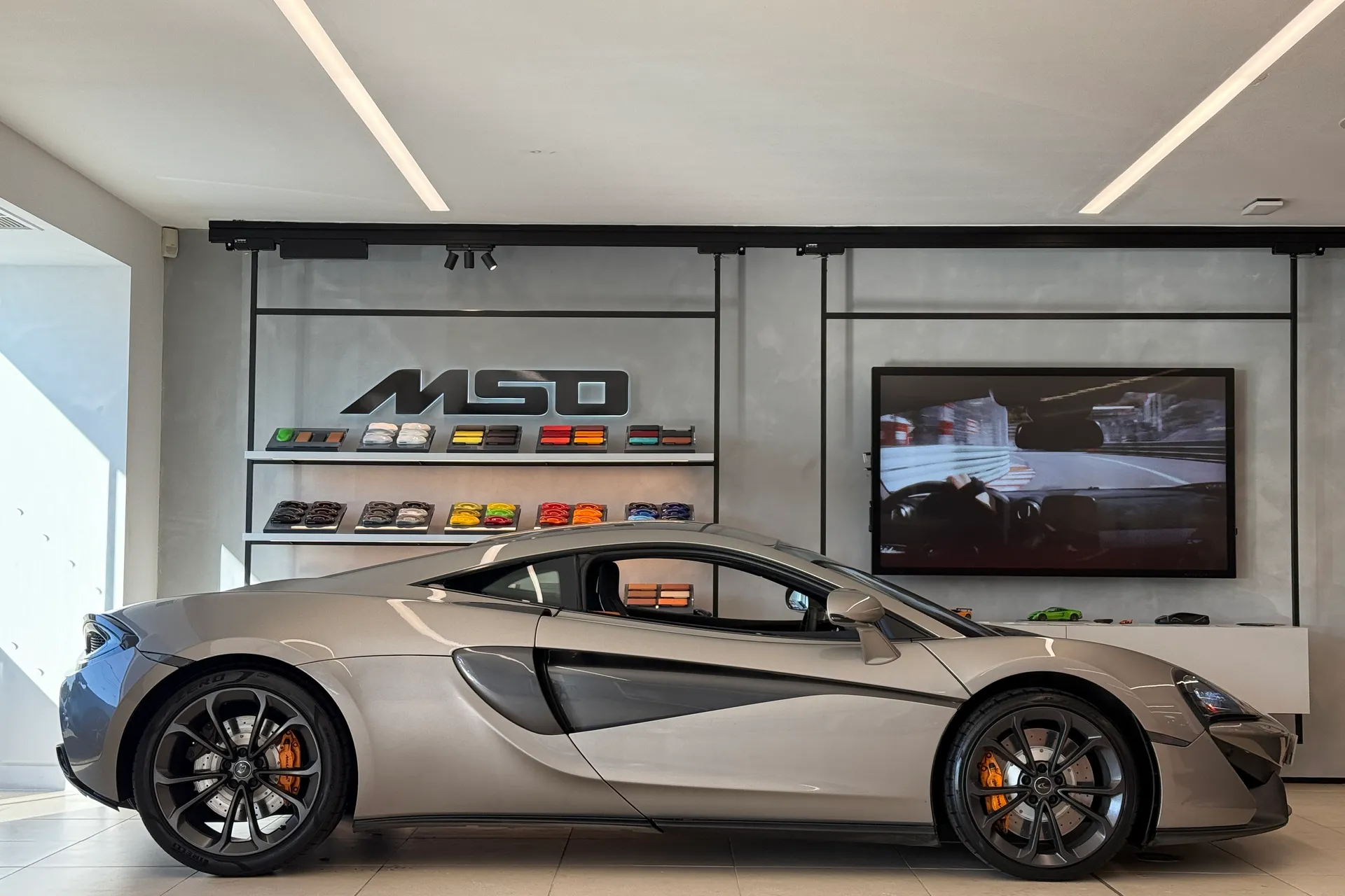 McLaren 540 thumbnail image number 2