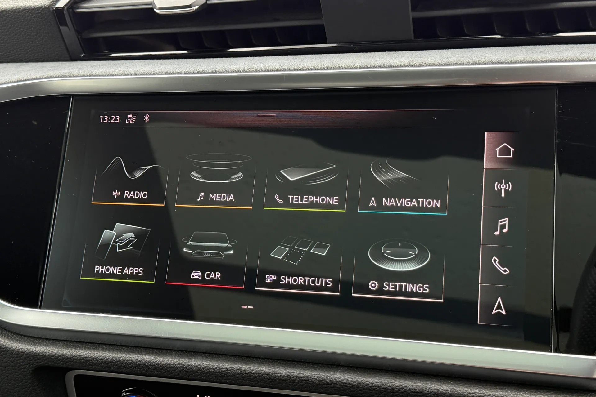 Audi Q3 thumbnail image number 18