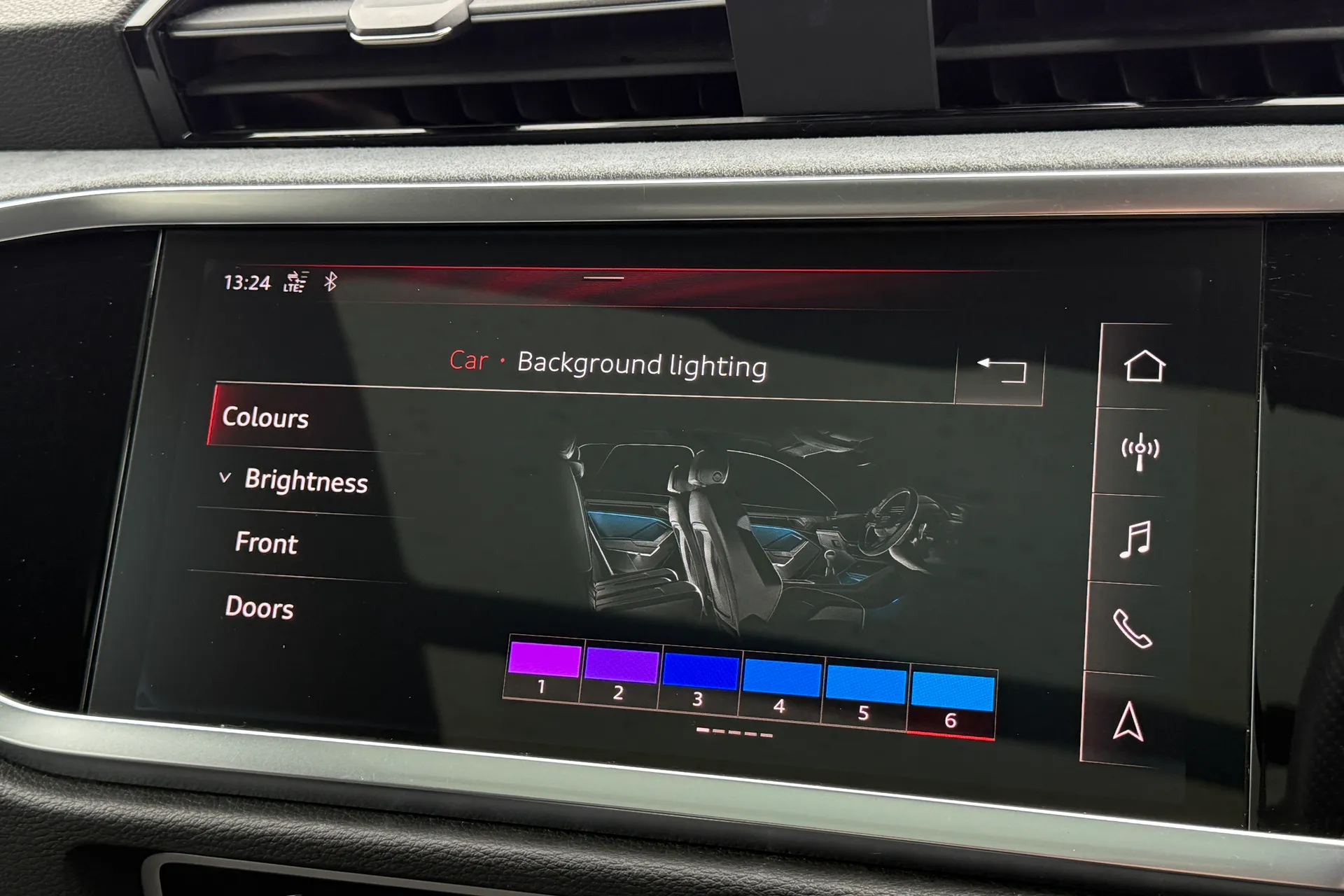 Audi Q3 thumbnail image number 16