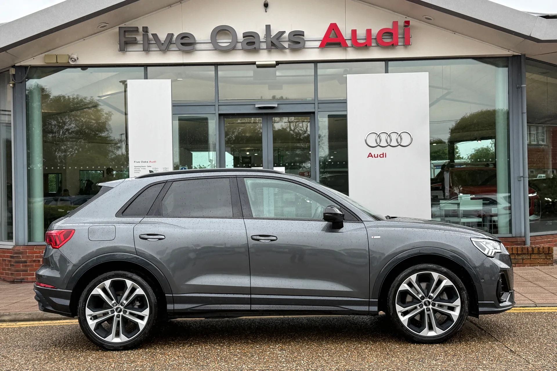 Audi Q3 thumbnail image number 2