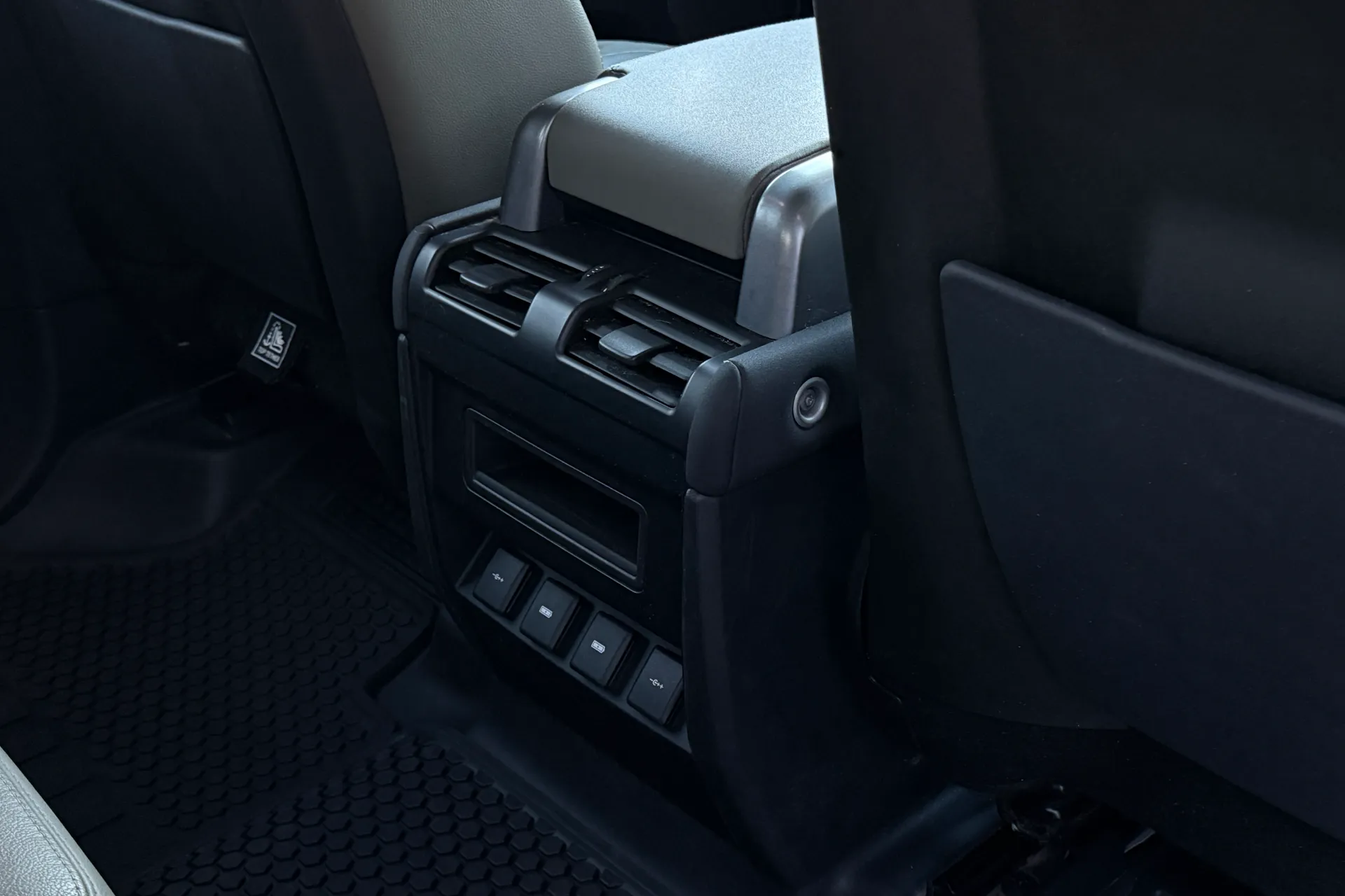 LAND ROVER DEFENDER thumbnail image number 40