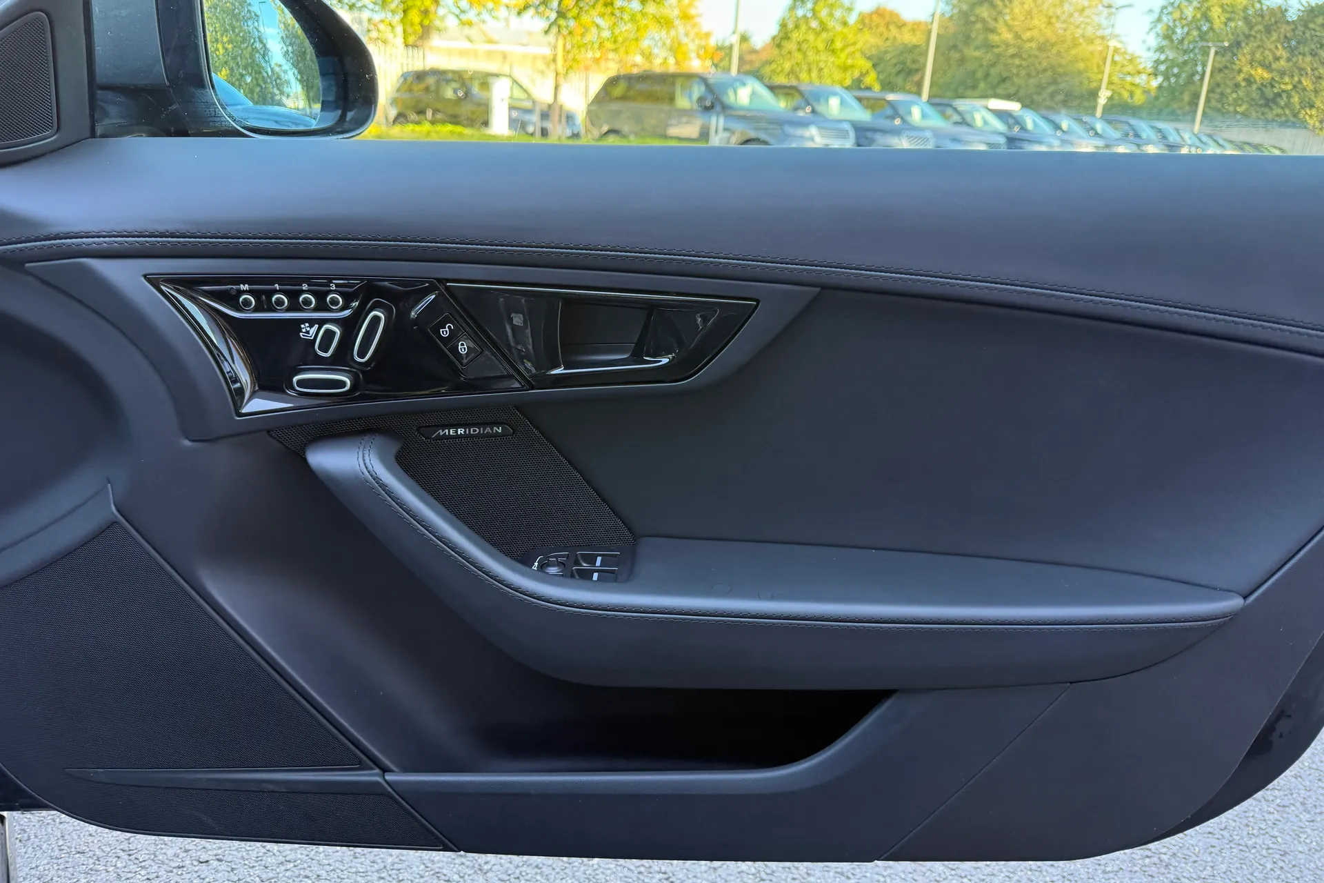 Jaguar F-TYPE thumbnail image number 46