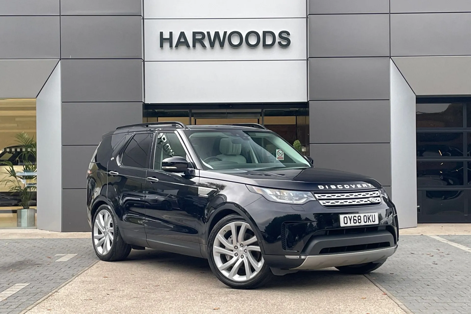 LAND ROVER DISCOVERY focused image