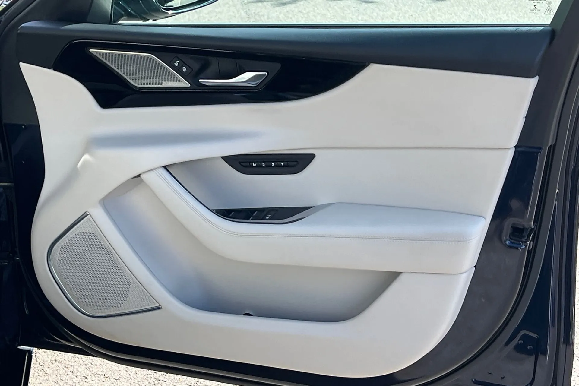Jaguar XE thumbnail image number 54