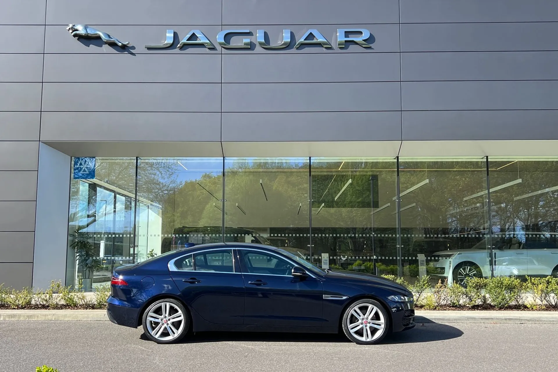 Jaguar XE thumbnail image number 2