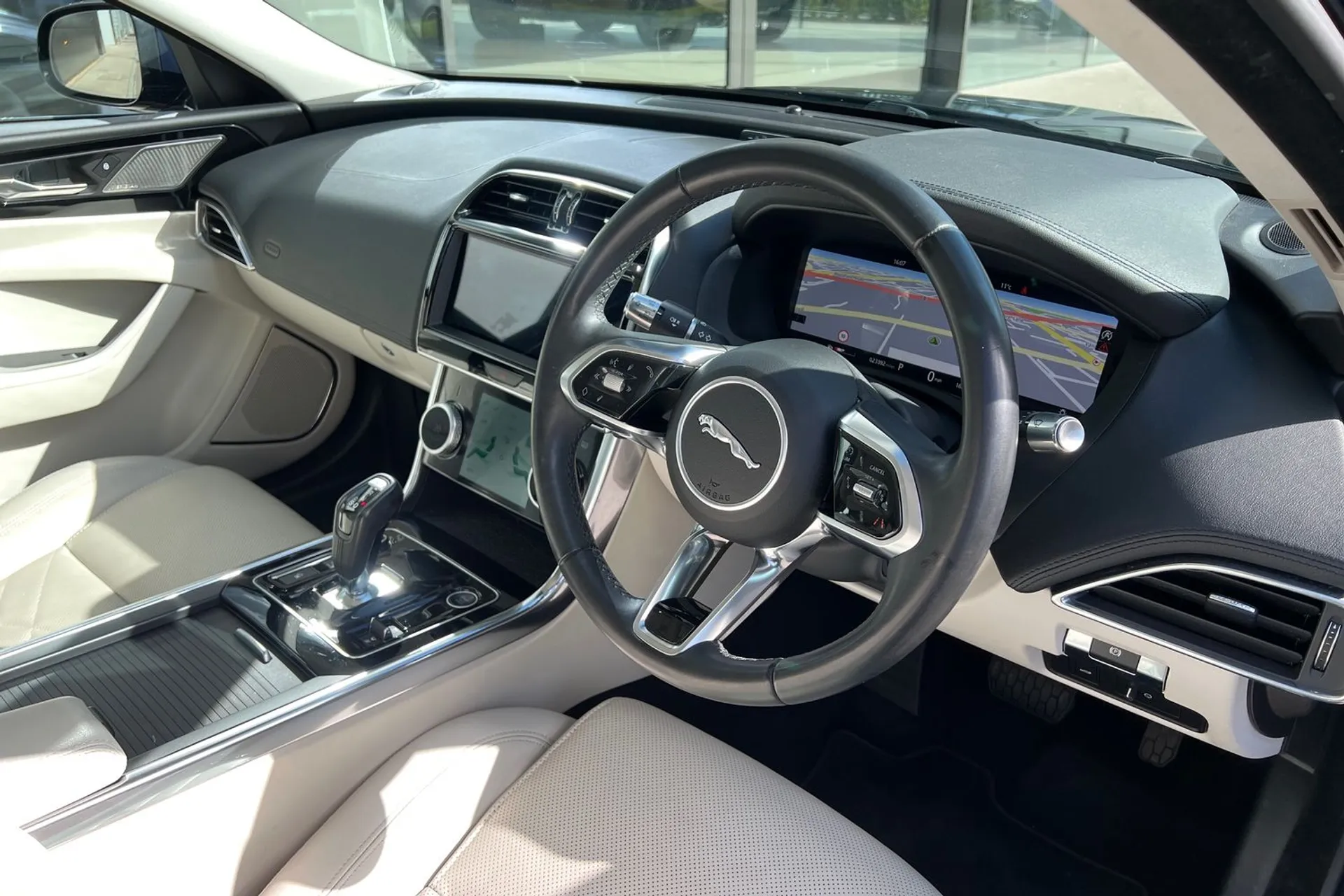 Jaguar XE thumbnail image number 38