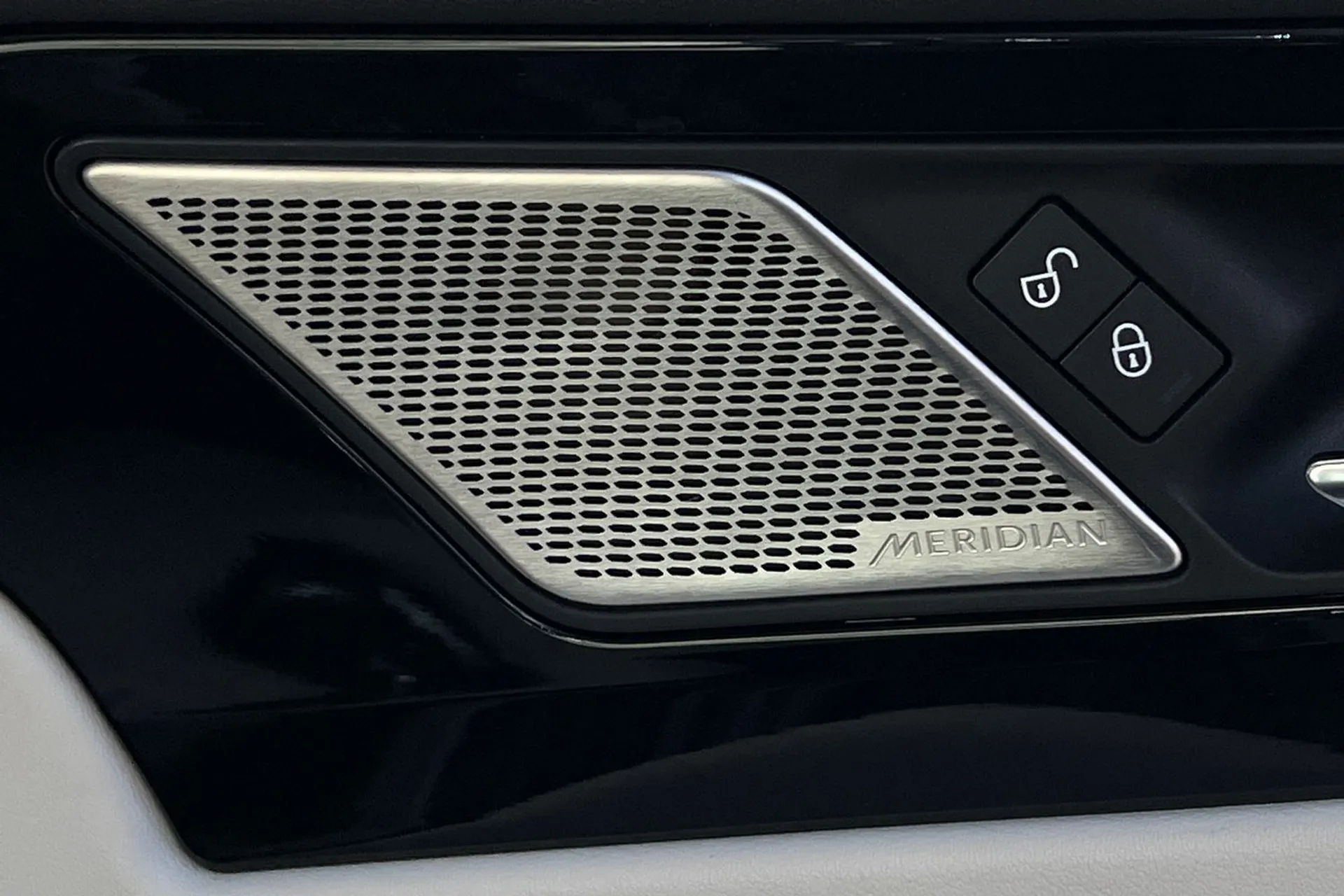 Jaguar XE thumbnail image number 53