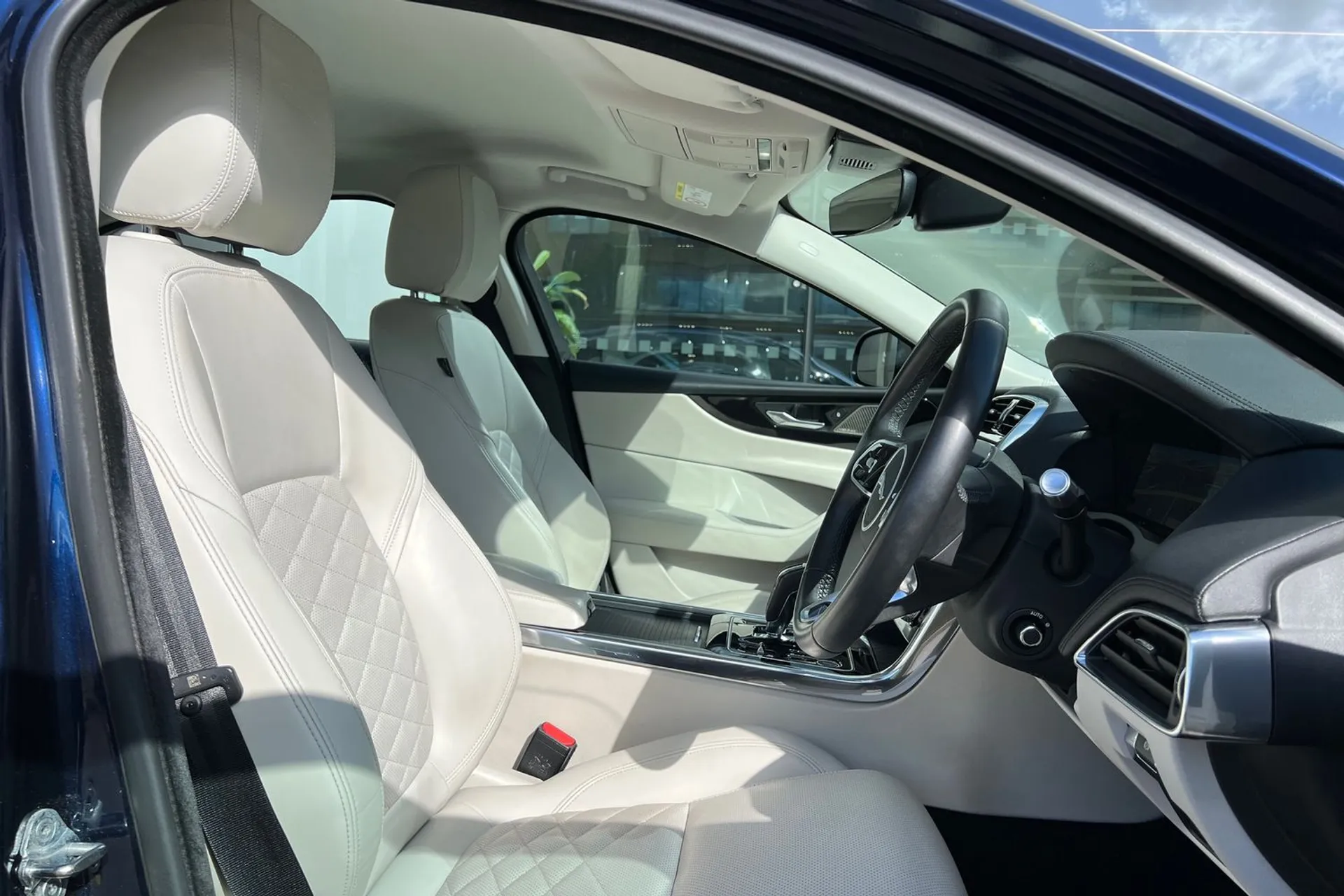 Jaguar XE thumbnail image number 37