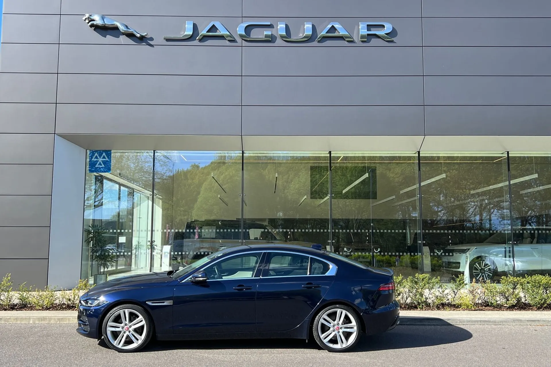 Jaguar XE thumbnail image number 7