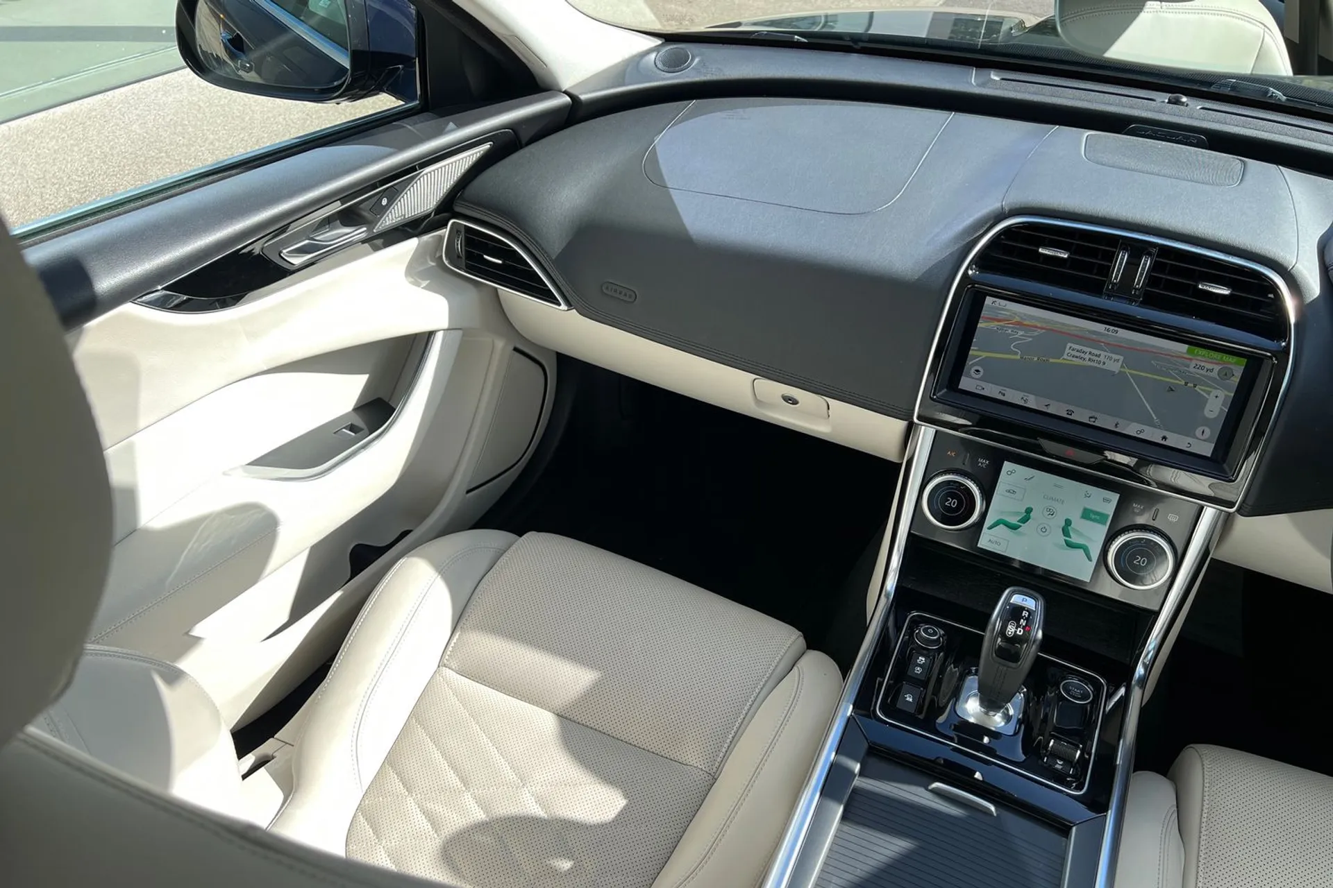 Jaguar XE thumbnail image number 23