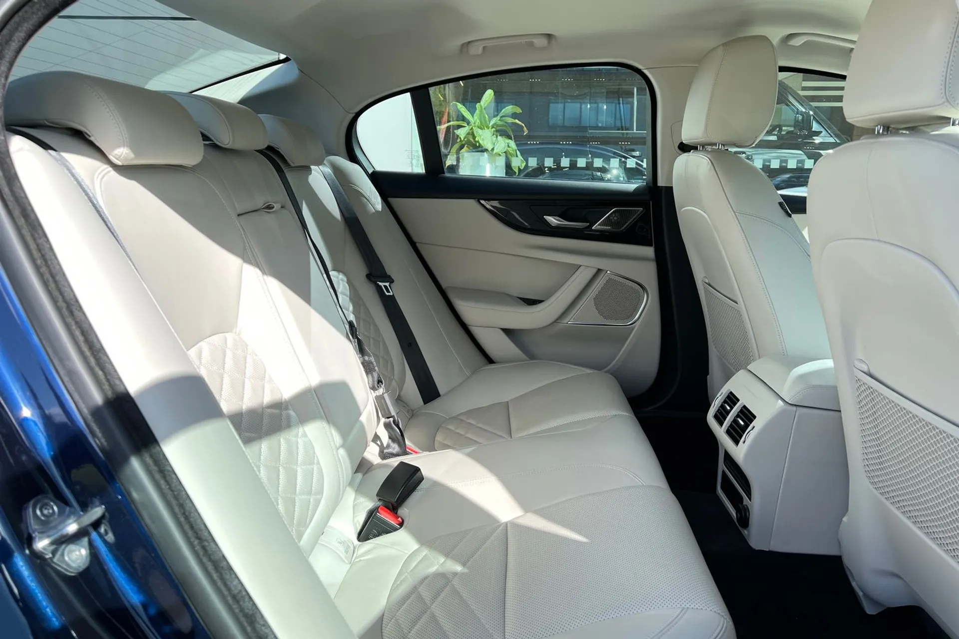 Jaguar XE thumbnail image number 32