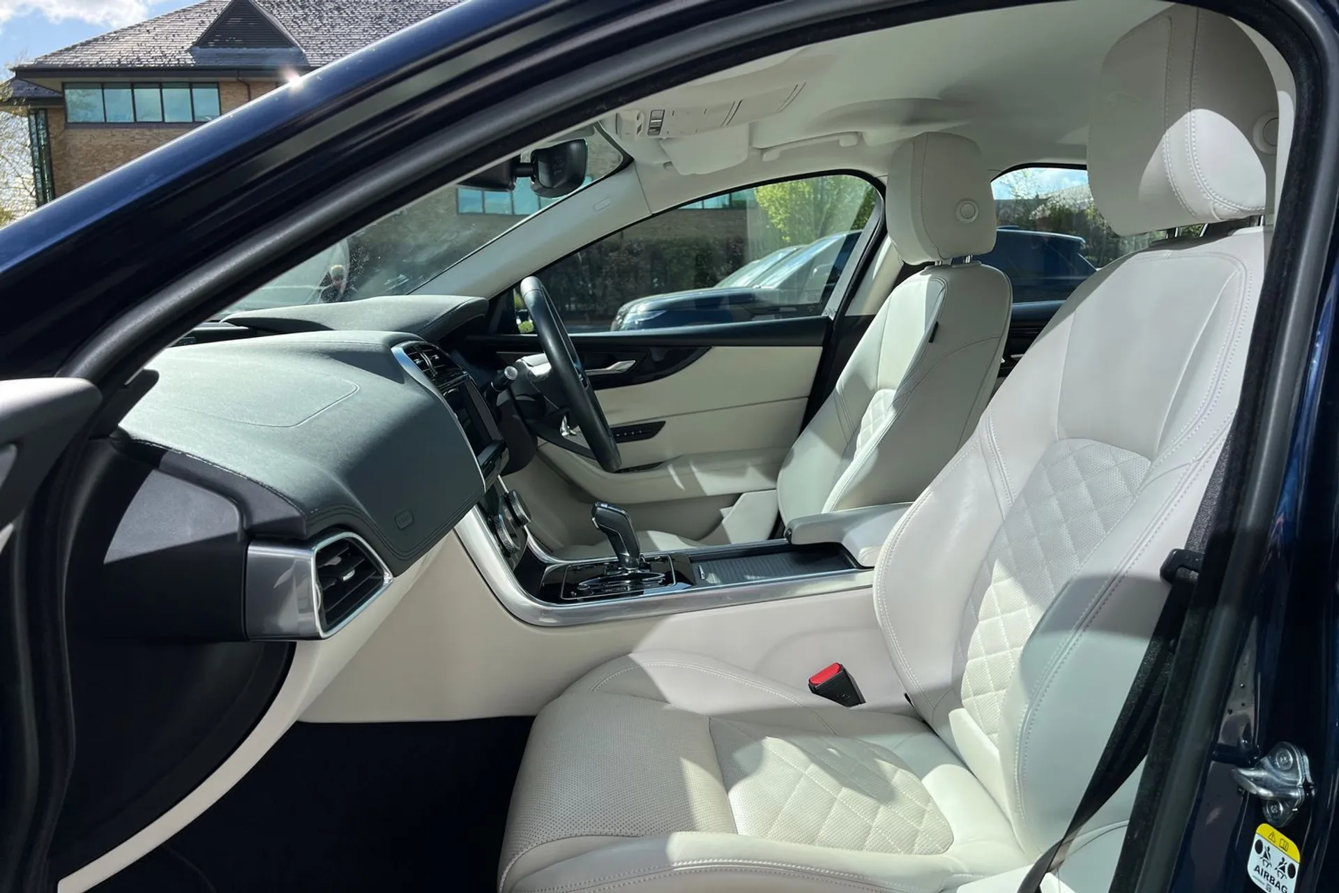 Jaguar XE thumbnail image number 41