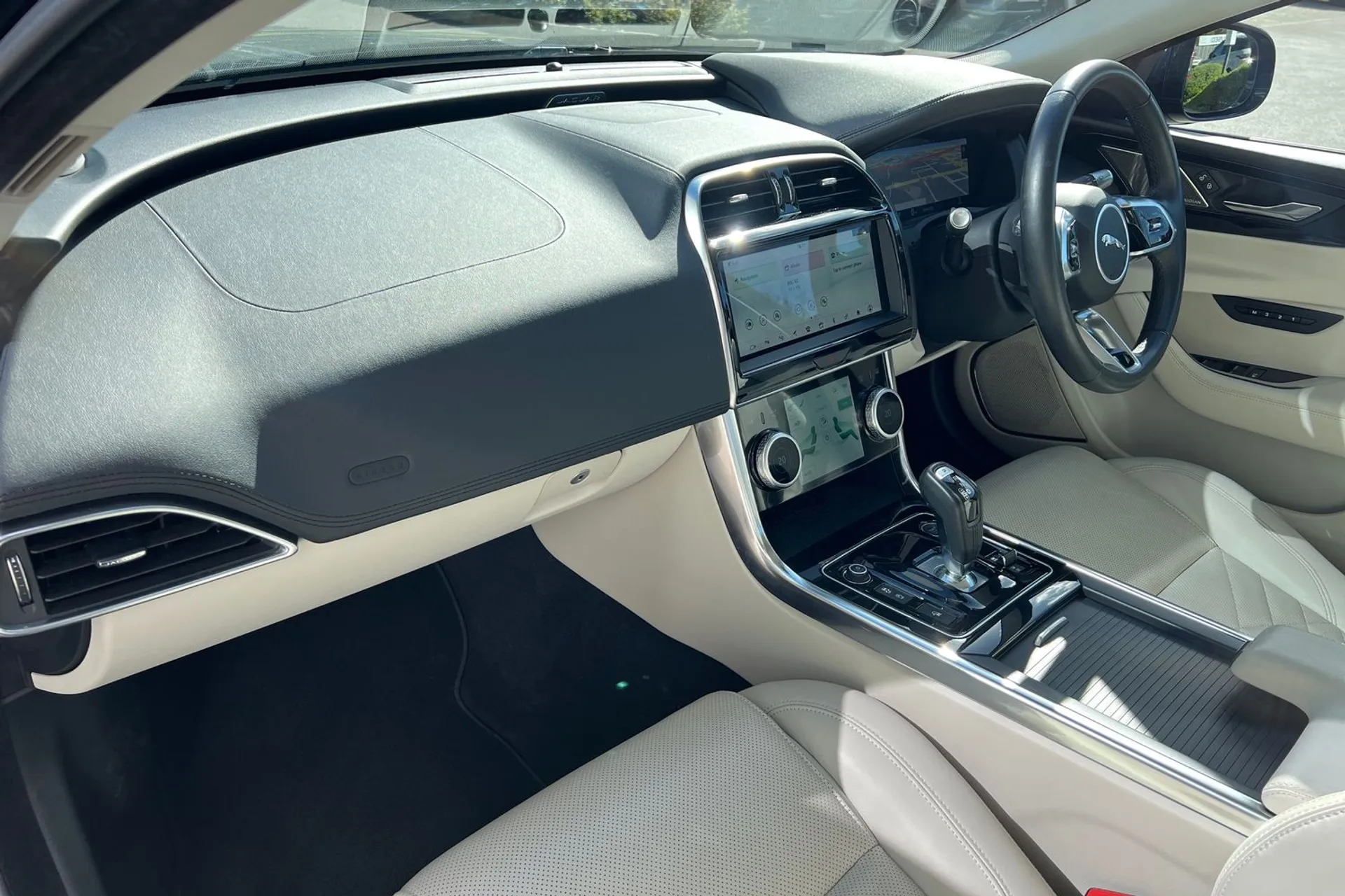 Jaguar XE thumbnail image number 40