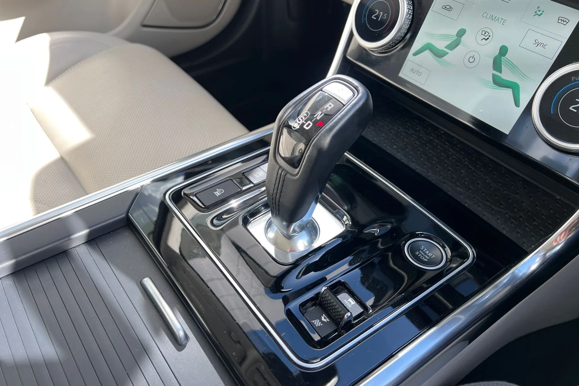 Jaguar XE thumbnail image number 24