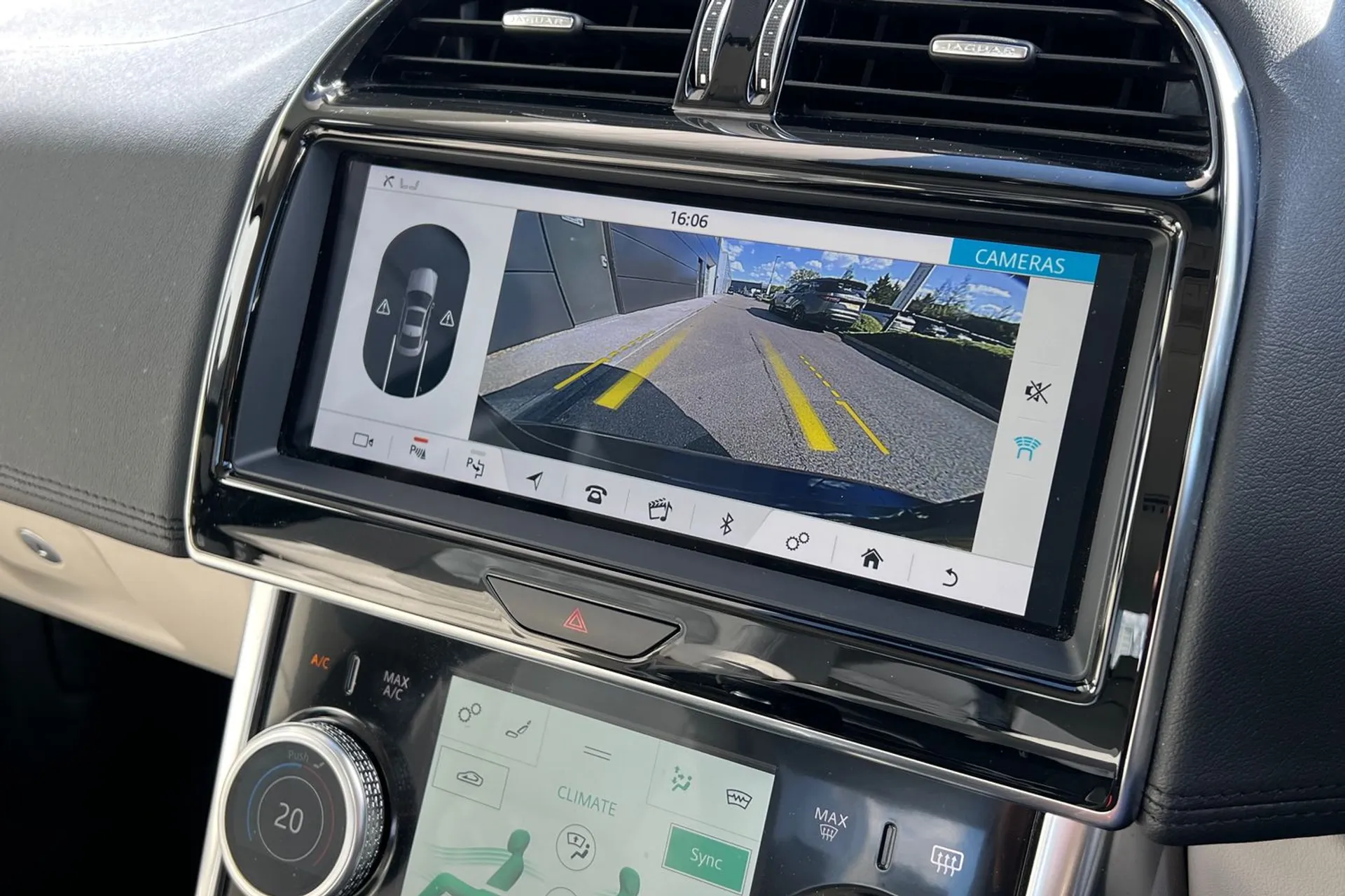 Jaguar XE thumbnail image number 5