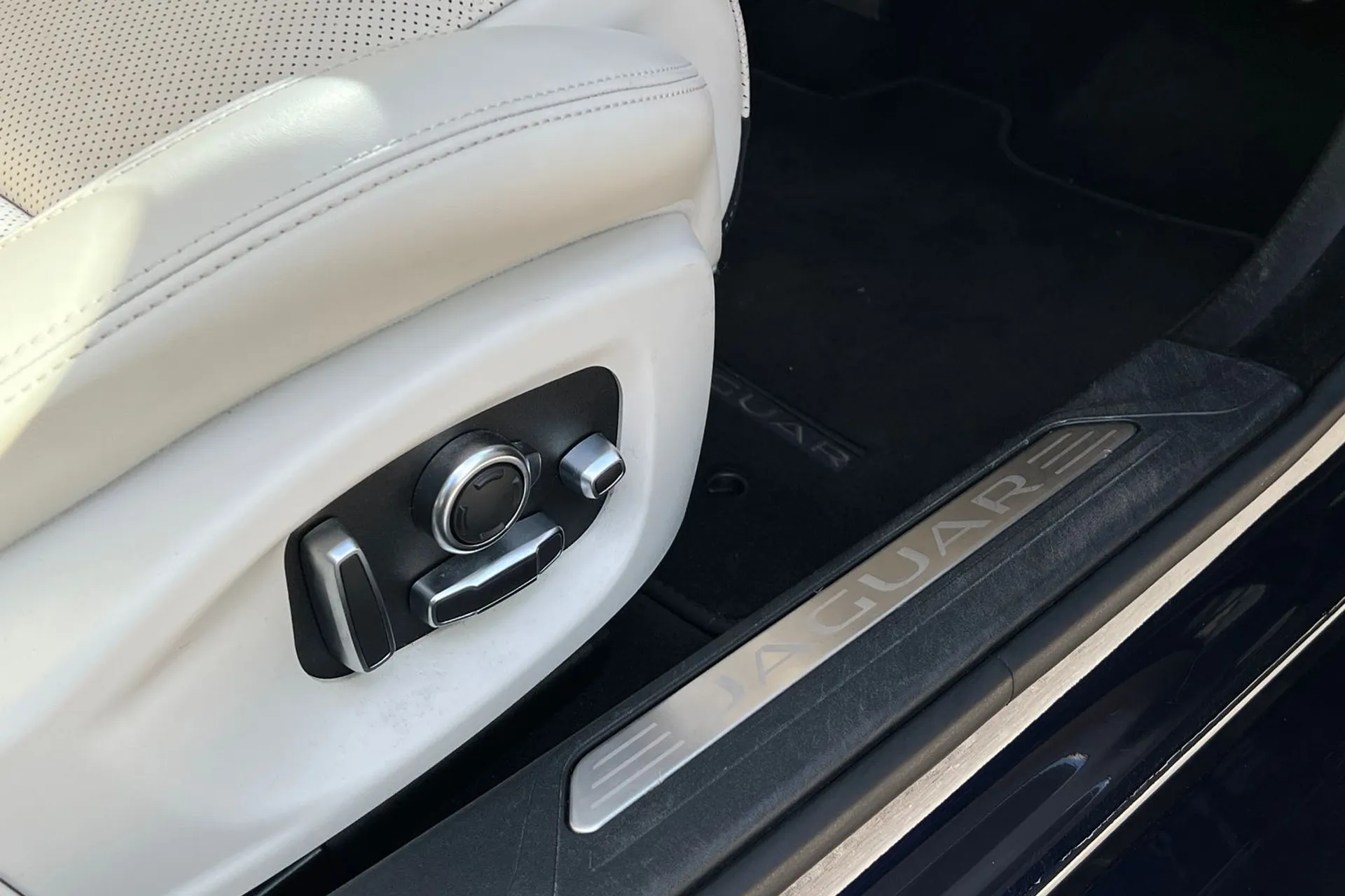Jaguar XE thumbnail image number 39