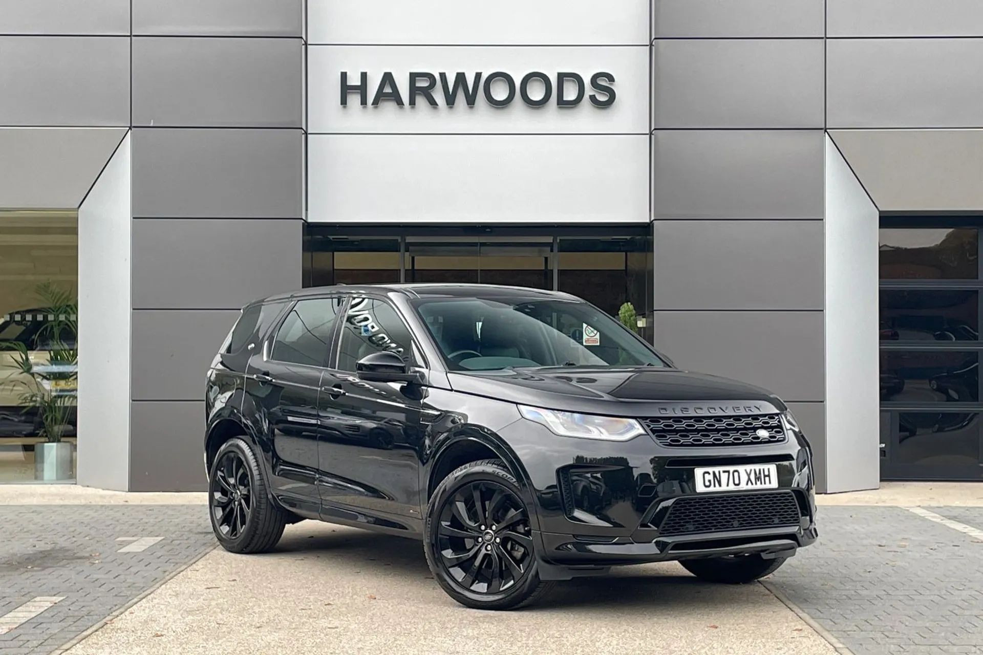 LAND ROVER DISCOVERY SPORT focused image