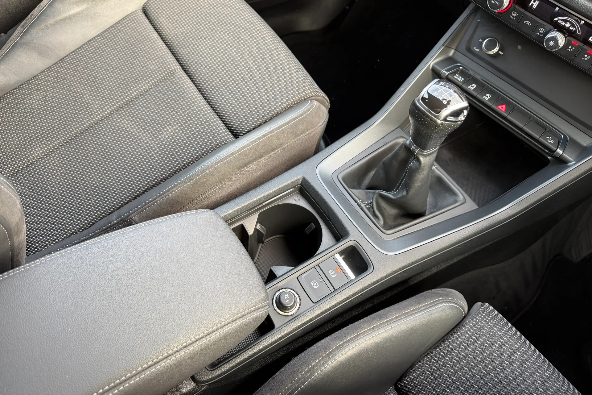 Audi Q3 thumbnail image number 36