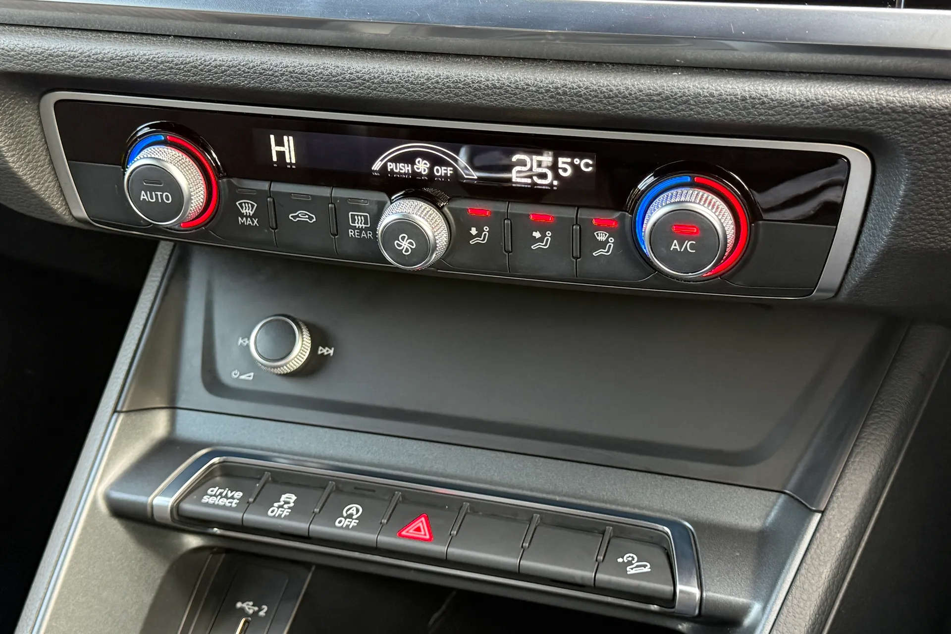 Audi Q3 thumbnail image number 13