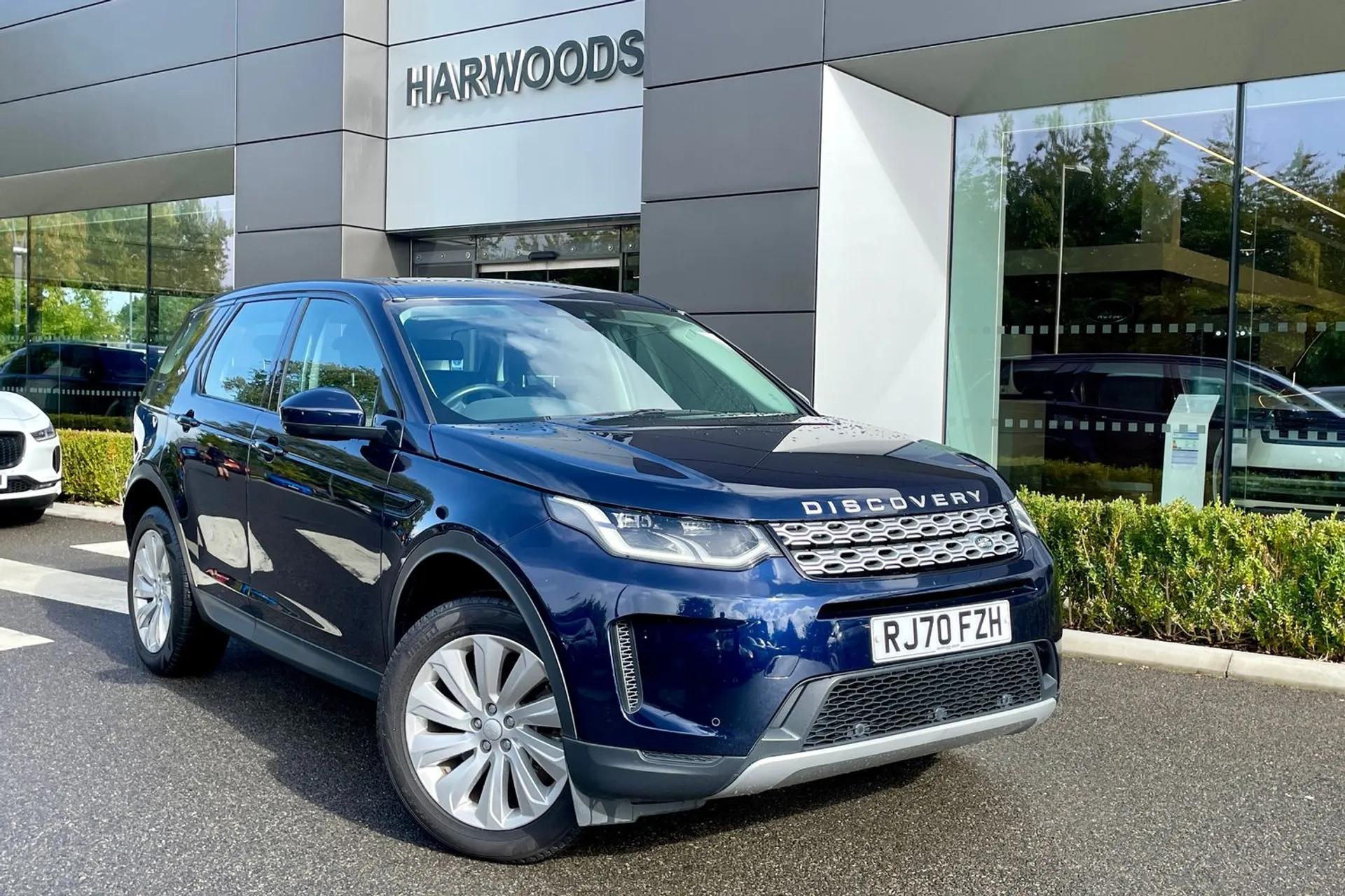 LAND ROVER DISCOVERY SPORT focused image