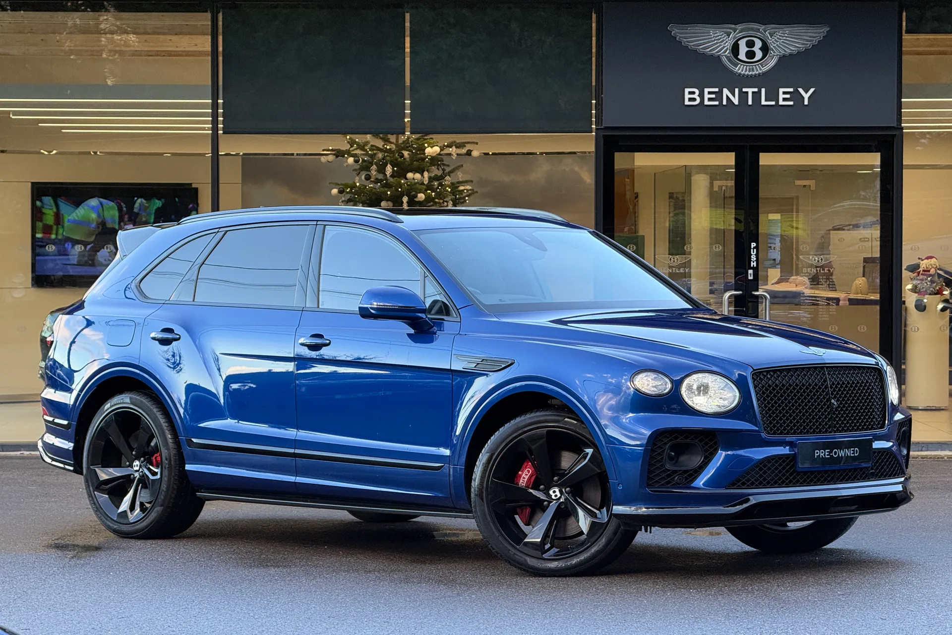 Bentley BENTAYGA focused image