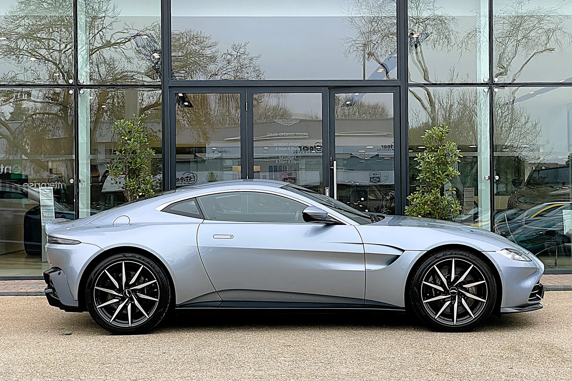 Aston Martin Vantage thumbnail image number 2