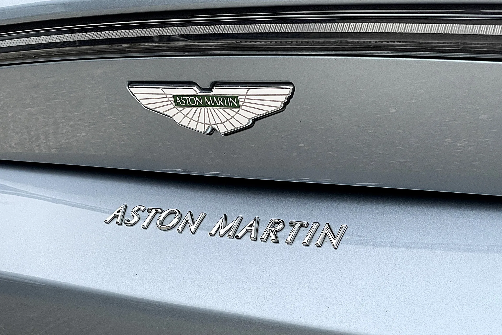 Aston Martin Vantage thumbnail image number 8