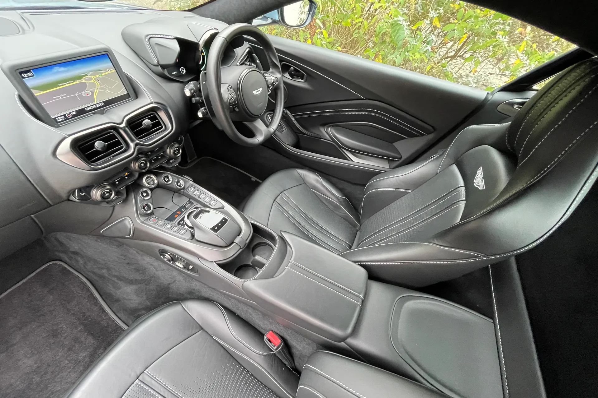 Aston Martin Vantage thumbnail image number 23