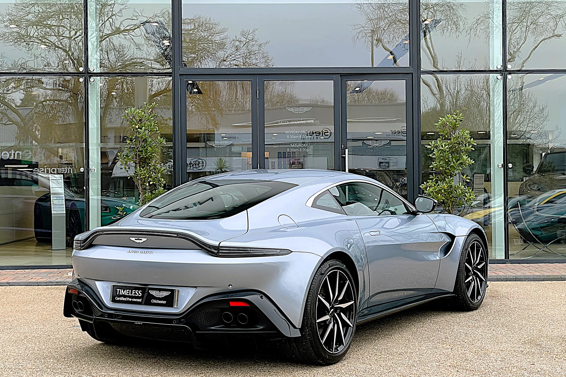 Aston Martin Vantage thumbnail image number 11